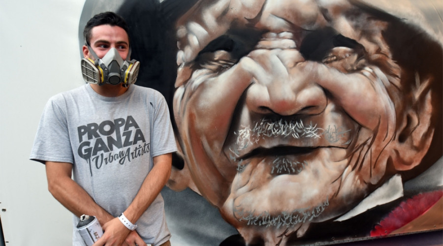 Graffiti in de kleuren van een multicultureel festival